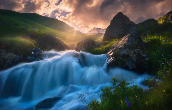 Солнце, лучи, холмы, водопад, луга