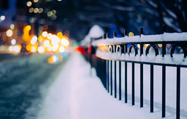 Картинка зима, дорога, снег, ночь, огни, забор, ограда, боке