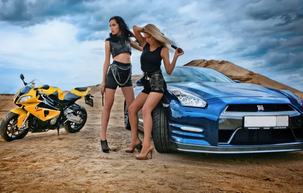 Девушки, на песке, Две красивые девушки, Брюнетка и Блондинка, с оружием в руках, рядом мотоцикл, …