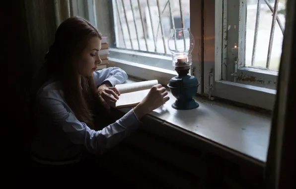 Девушка, окно, чтение