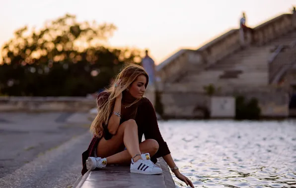 Девушка, город, река