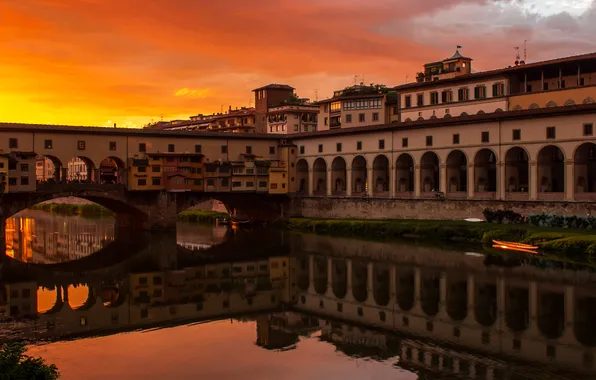 Картинка небо, закат, мост, река, Италия, зарево, Флоренция, Коридор Вазари