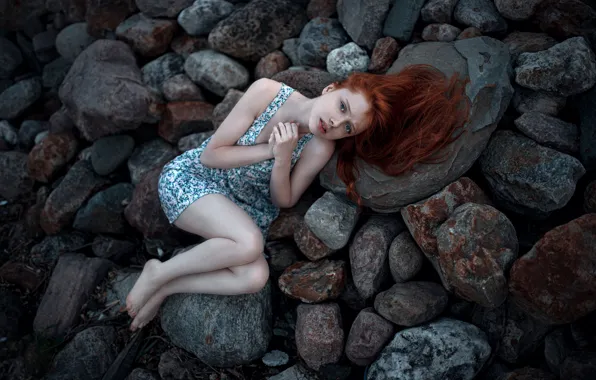 Картинка холод, девушка, камни, веснушки, ножки, прелесть, рыжеволосая, Георгий Чернядьев