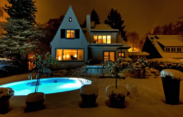 Зима, бассейн, свет в окнах, зимний вечер