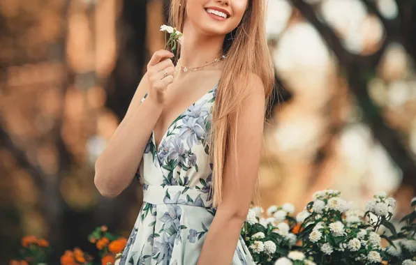 Картинка девушка, цветы, природа, улыбка, платье, русая