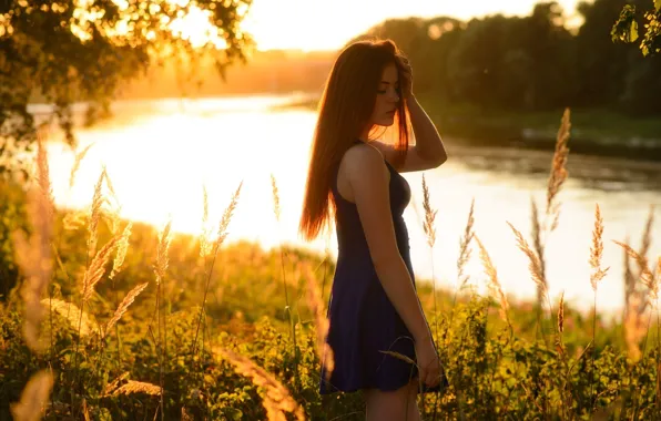 Лес, трава, девушка, солнце, деревья, природа, река, платье