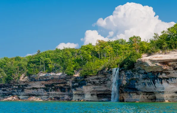 Картинка небо, деревья, пейзаж, скала, озеро, берег, сша, Michigan