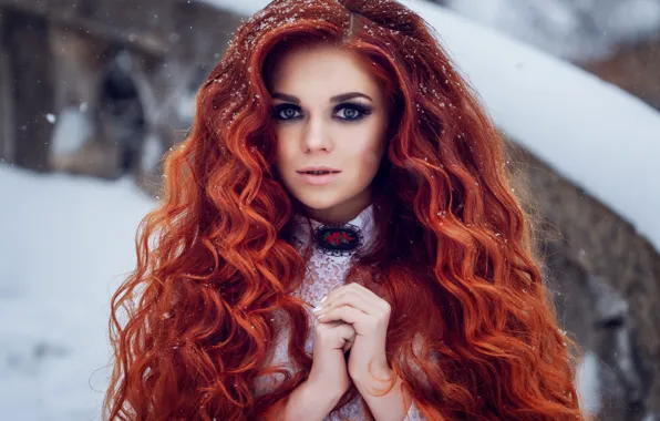 Картинка взгляд, девушка, снег, портрет, руки, рыжая, рыжеволосая, длинные волосы