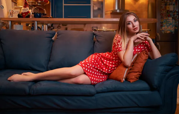 Картинка девушка, поза, диван, подушки, горошек, ножки, красное платье, Андрей Филоненко
