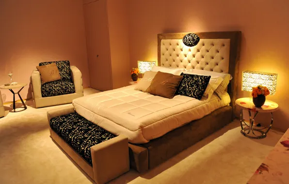 Комната, кровать, интерьер, подушки, светильник, столик, спальня