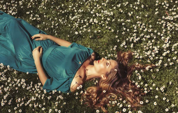 Картинка поле, девушка, цветы, лицо, волосы, ромашки, платье, лежит