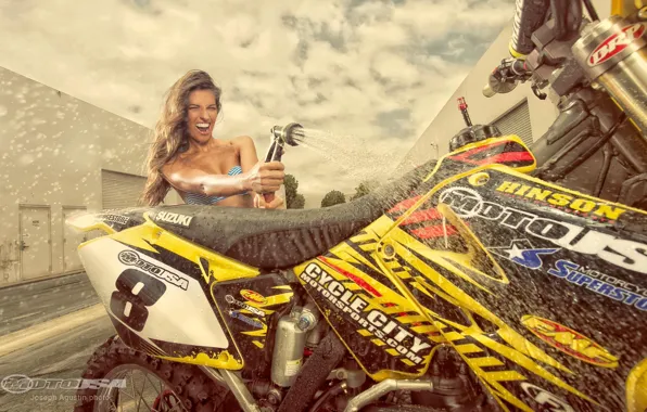 Вода, Эротика, стоит над мотоциклом Suzuki RM250 Project Bike, девушка Raquel