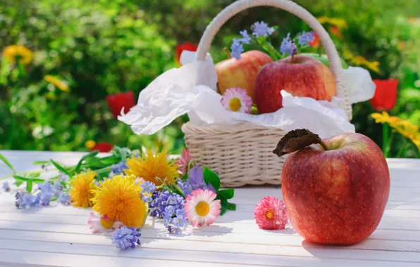 Цветы, яблоки, корзинка