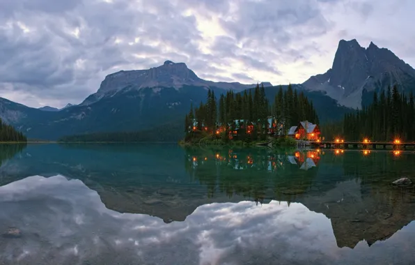 Картинка горы, огни, озеро, отражение, рассвет, дома, утро, Канада