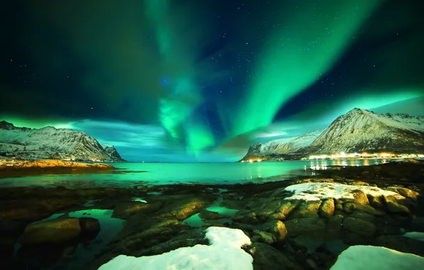 Картинка море, звезды, снег, горы, ночь, камни, Норвегия, Северное сияние