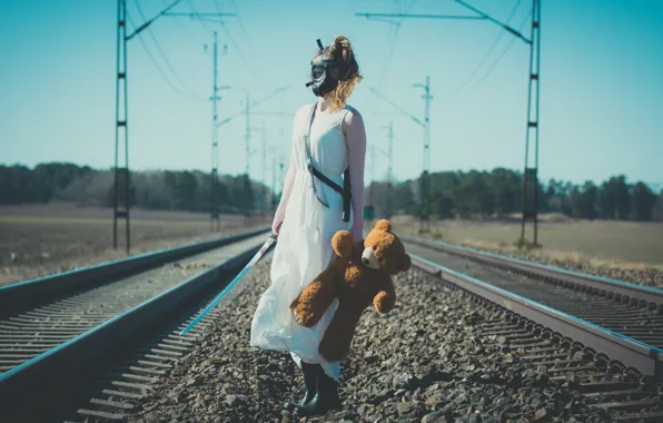 Картинка девушка, настроение, игрушка, рельсы, медведь, железная дорога, противогаз, плюшевый мишка