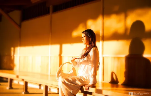 Картинка девушка, солнце, скамья, photographer, умиротворение, сидя, Kenji Yamamura