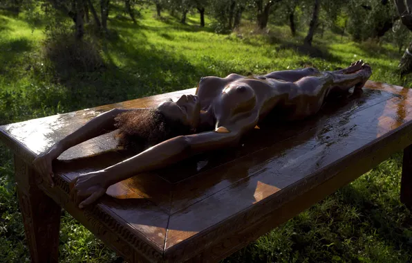 Девушка, стол