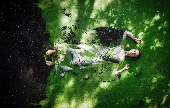 Девушка, платье, губки, в воде, ряска, Alexandra Cameron