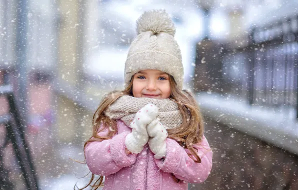 Картинка зима, взгляд, снег, улыбка, настроение, шарф, девочка, шапочка