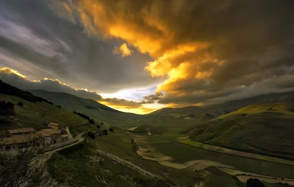 Поле, облака, закат, холмы, дома