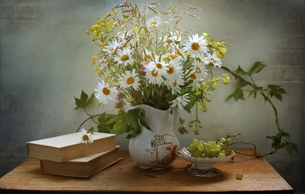Картинка стол, стена, ромашки, букет, виноград, книга, ваза, кувшин