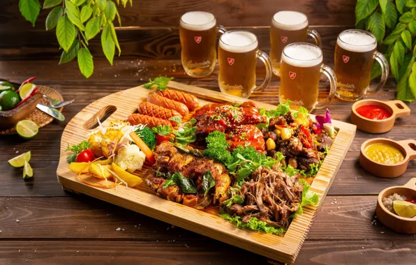 Сосиски, пиво, мясо, овощи, салат, соусы
