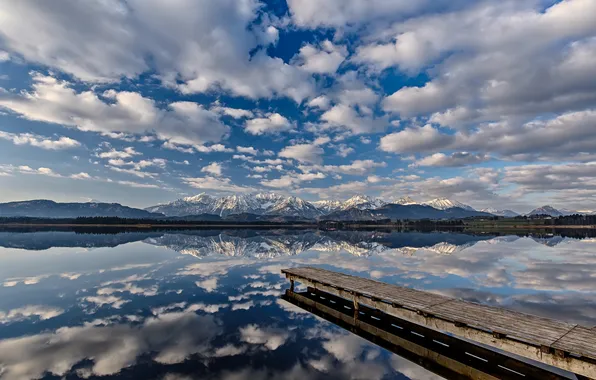 Картинка облака, горы, озеро, отражение, зеркало, пирс