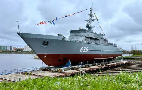 Полярный, тральщик, спуск на воду