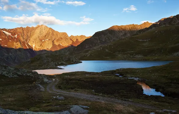 Небо, облака, горы, озеро