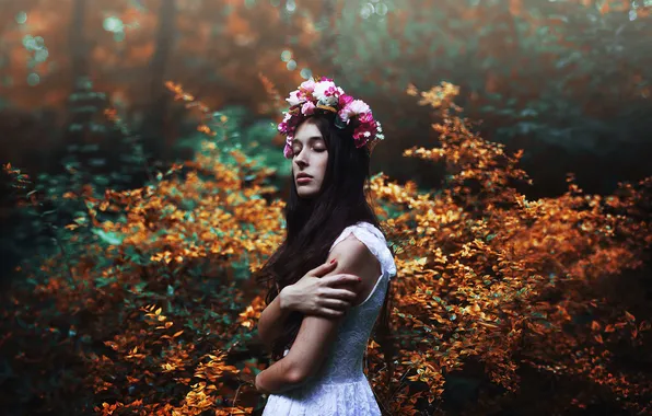 Картинка лес, девушка, солнце, волосы, белое платье, корона из цветов