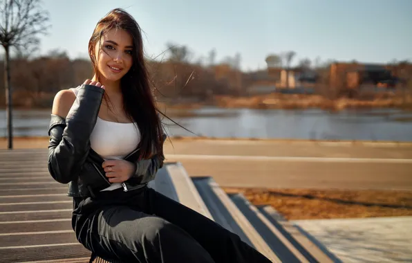 Грудь, девушка, улыбка, улица, волосы, брюнетка, куртка, girl