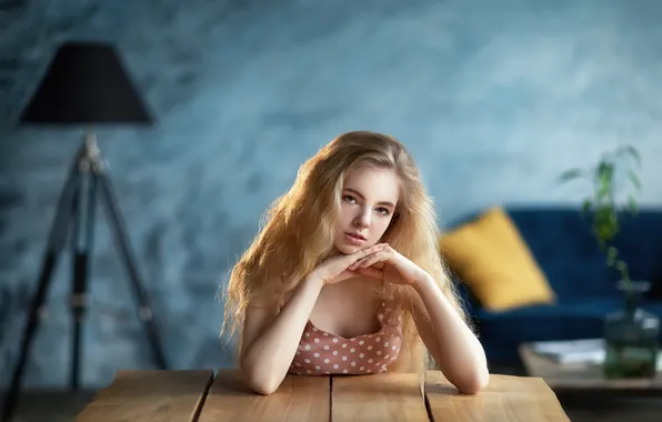 Картинка взгляд, девушка, поза, стол, комната, блондинка, Бармина Анастасия