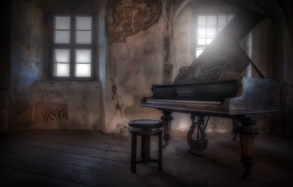 Окно, стул, пианино