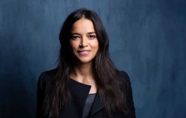 Взгляд, поза, улыбка, Мишель Родригес, view, hair, Michelle Rodriguez, pose