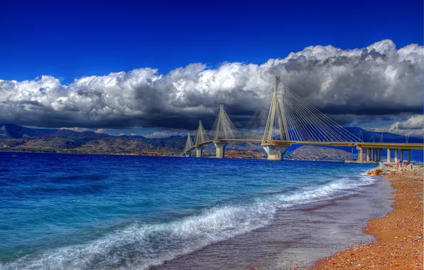 Картинка небо, вода, тучи, мост, галька, берег, цветные, Греция