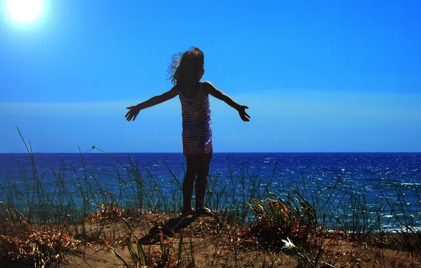 Картинка море, небо, трава, солнце, берег, горизонт, девочка