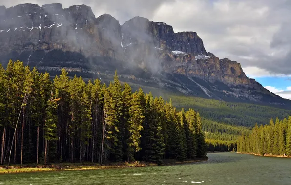 Картинка лес, солнце, деревья, горы, тучи, река, скалы, Канада