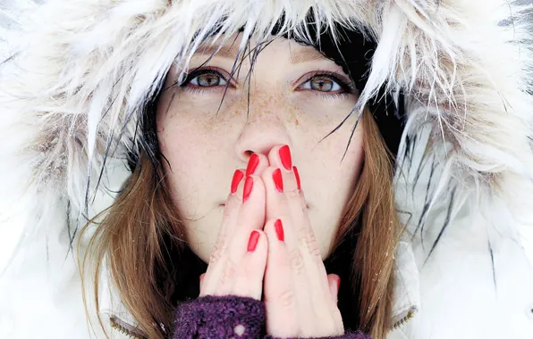 Взгляд, портрет, веснушки, маникюр