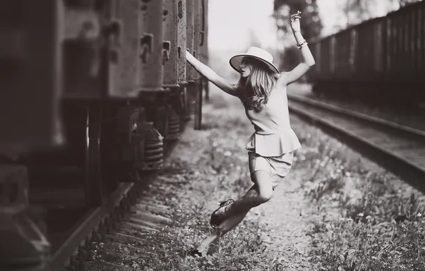 Девушка, поза, настроение, рельсы, шляпа, вагоны, железная дорога, черно-белое