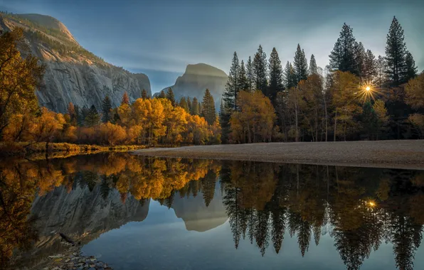 Картинка осень, солнце, лучи, пейзаж, горы, природа, озеро, отражение