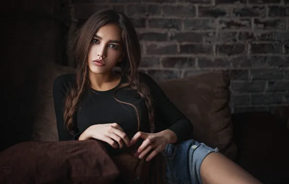 ВЗГЛЯД, КРЕСЛО, ШОРТЫ, КОСЫ, Модель Анастасия Лис, Фотограф Сергей Жирнов
