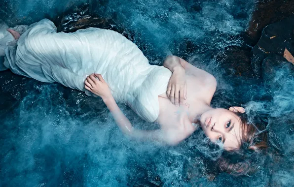 Картинка белый, взгляд, вода, девушка, поза, туман, платье, пара