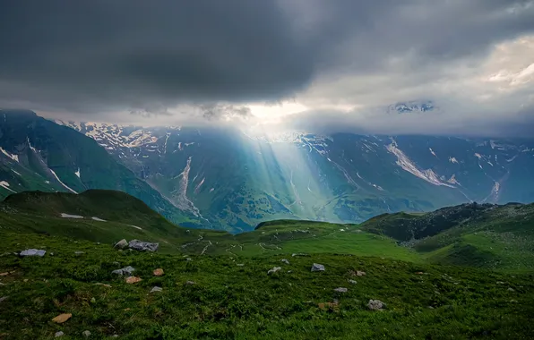 Горы, тучи, лучи солнца