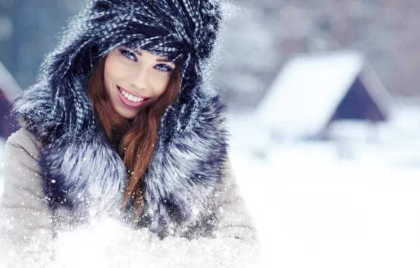 Картинка зима, взгляд, девушка, снег, радость, улыбка, дом, шапка