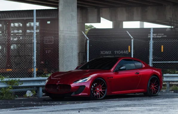 Красный, Maserati, ограждение, red, wheels, вид сбоку, мазерати, колючая проволока