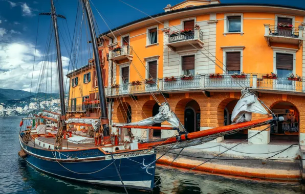 Картинка озеро, здание, парусник, причал, Италия, Italy, Lake Garda, Malcesine