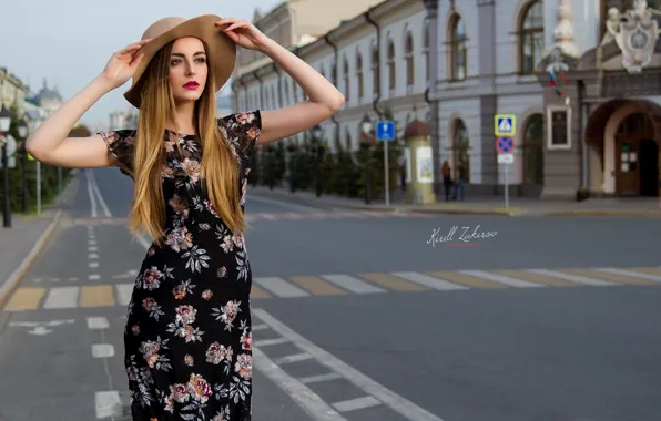 Картинка город, поза, улица, модель, шляпа, руки, платье, Кирилл Закиров