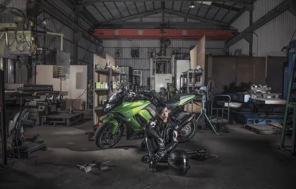 Картинка девушка, гараж, мотоцикл, азиатка