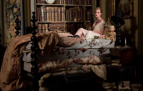 Картинка часы, книги, кровать, интерьер, актриса, большая, красивая, Эмма Уотсон